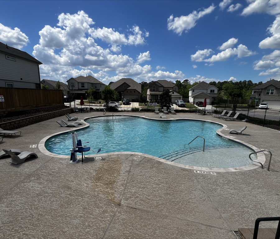 Apartment pool cleaning and maintenance services